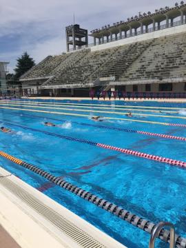 青空の下、プールで練習する風景です。