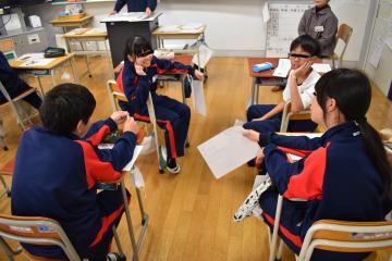 生徒同士でテーマについて話し合いの様子です。