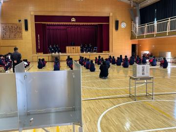 本物の記載台と投票箱です。