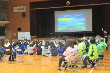 警察の方からの質問に答えている4年生の様子