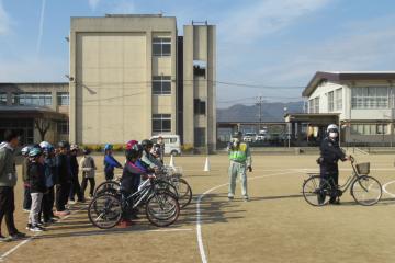 実際に自転車に乗る講習を受けている様子