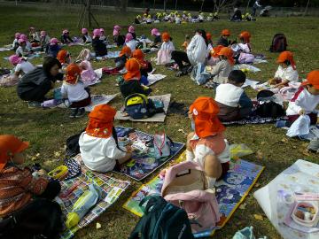 芝生でお弁当を食べている様子