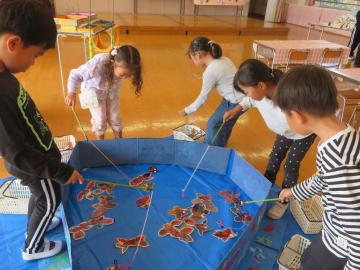 園児が魚釣りをしている様子