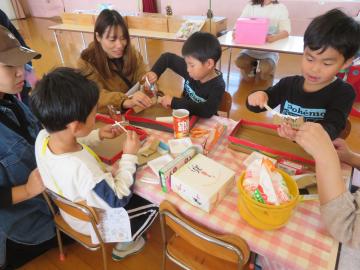 親子で製作している様子