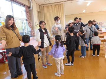 園児が英語の歌を歌っている様子