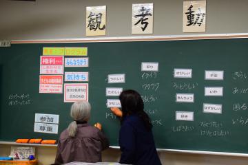 教室内で講師の先生が板書をされている様子