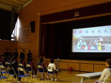 体育館内でまえどれ市場の発表を観る参加者の様子