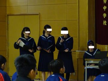 体育館内での姫路理美容専門学校での活動報告の様子