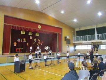 1・2年生で合奏をしている。