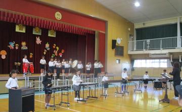 3・4年生で合奏をしている。