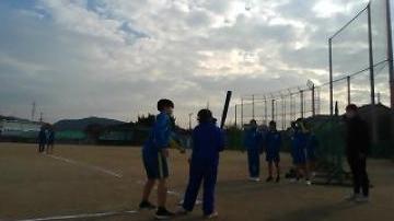 ソフトボールで打席にたつ姫路特別支援学校生徒