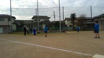 キャッチボールをする生徒