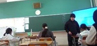 体験授業を受ける6年生