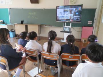 古知小の発表を視聴する3年生