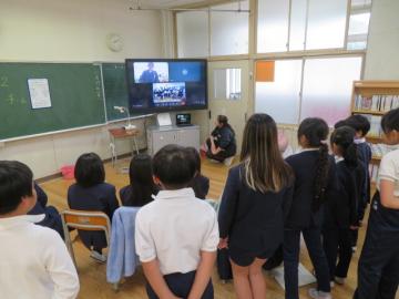 オンライン会議のふり返りを発表する3年生