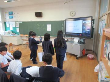 ホタルについて発表する3年生