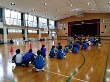 体育館で話を聞く生徒たち