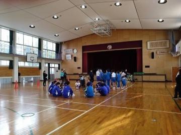 体育館の前方でルールを聞く生徒
