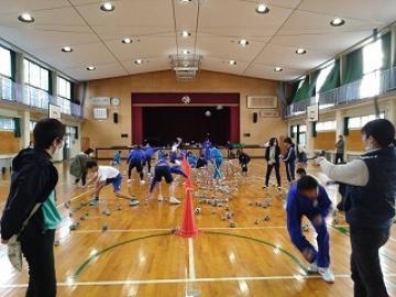 新聞で作ったボールを集める生徒