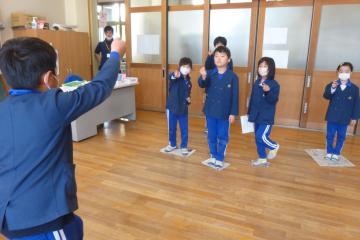 しんぶんじゃんけん。負けると立っている新聞を半分また半分に折っていきます。