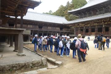 常行堂　食堂　大講堂を一望できるところで見学中です。