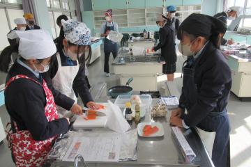 にんじんを千切りしている様子