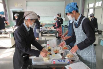 アルミホイルに具材をのせている様子