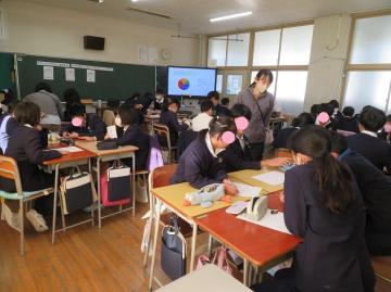 3つの伝え方についての印象を話し合う6年生