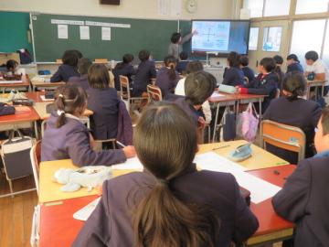3つの伝え方の解説を聞く6年生