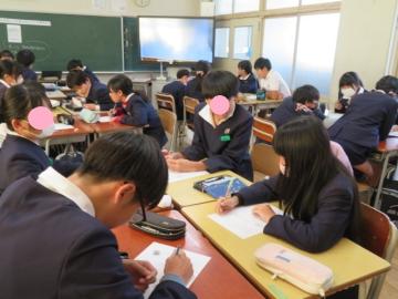 グループごとに3つの伝え方を体験する6年生