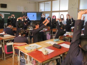 リラクゼーションの方法を学ぶ6年生