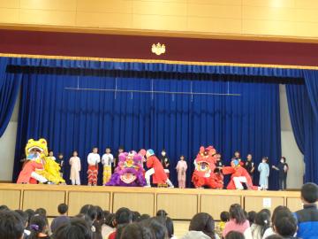 体育館で全児童に披露しました