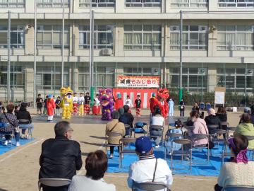 運動場の舞台で踊りました