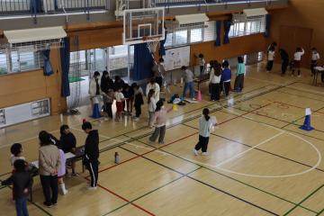 体育館にたくさんのブースをつくりました