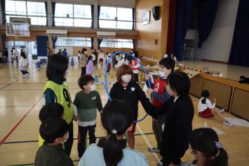 チームで手をつないでいます