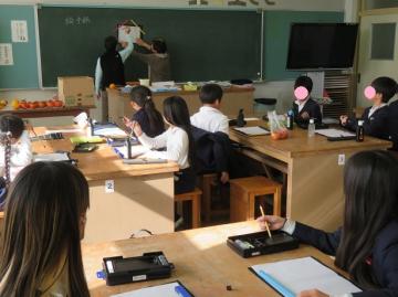 筆のもちかたの説明を聞く3年生