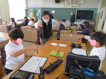 筆を立て細い線を練習する3年生