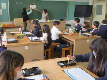 細い線を描く練習をする3年生