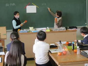 柿の描き方を説明する神谷先生