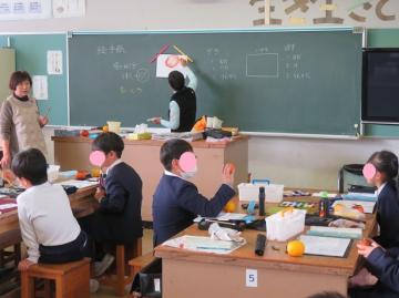 色のつけ方の説明を聞く3年生