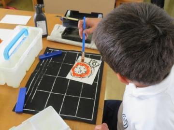 絵手紙に色をつける3年生その1