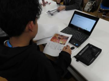 新聞から秋の記事を選ぶ様子