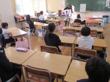 読み聞かせを聞く1年生