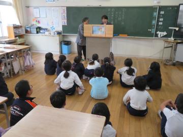 読み聞かせを聞く2年生