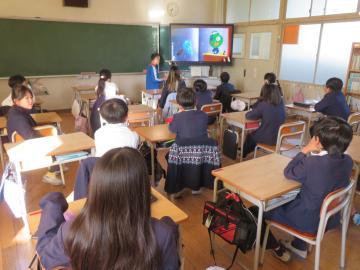 読み聞かせを聞く3年生