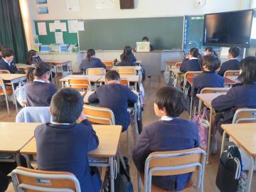 読み聞かせを聞く5年生