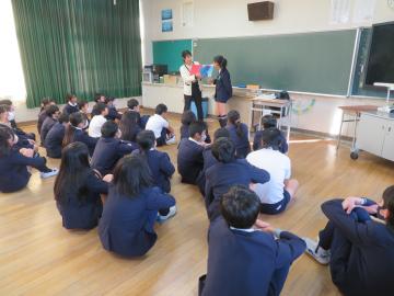 読み聞かせを聞く6年生