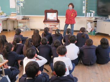 読み聞かせを聞く4年生