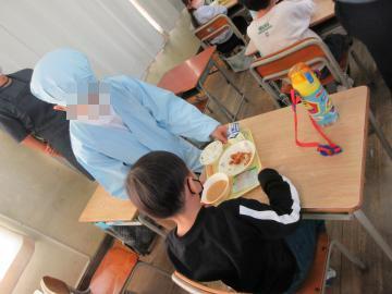 学校給食を食べる幼児