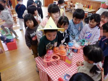 ジュース屋さんをする幼児2